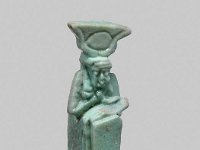 Aeg F 124  Aeg F 124, 26. Dynastie bis römische Zeit, Isis lactans, Hellblaue Fayence, H 2,1 cm, B 0,6 cm, T 1,3 cm : Bestandskatalog Ägypten, Museumsfoto: Claus Cordes